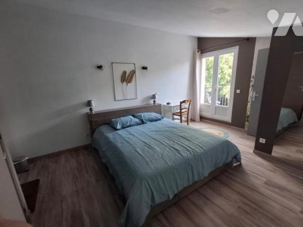 maison récente T5 de 190 m2 habitable avec gite et 2 garages sur 1500 m2 de jardin avec source
