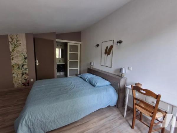 maison récente T5 de 190 m2 habitable avec gite et 2 garages sur 1500 m2 de jardin avec source
