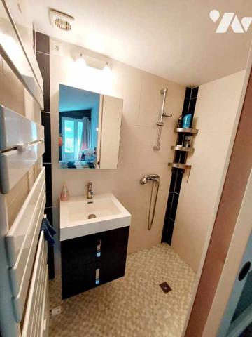 maison récente T5 de 190 m2 habitable avec gite et 2 garages sur 1500 m2 de jardin avec source