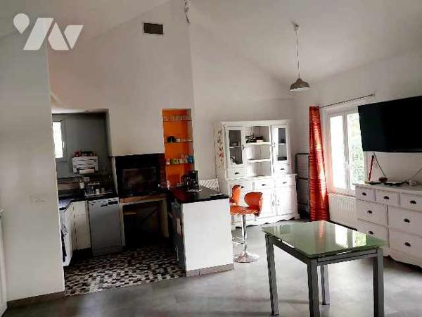 maison récente T5 de 190 m2 habitable avec gite et 2 garages sur 1500 m2 de jardin avec source