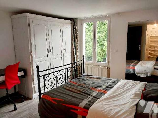maison récente T5 de 190 m2 habitable avec gite et 2 garages sur 1500 m2 de jardin avec source