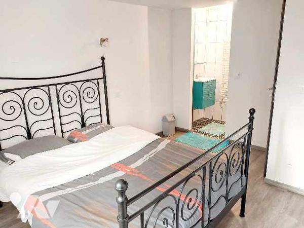 maison récente T5 de 190 m2 habitable avec gite et 2 garages sur 1500 m2 de jardin avec source