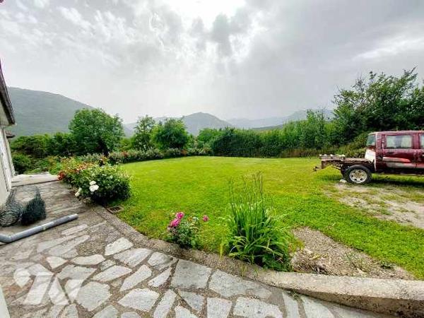 maison récente T5 de 190 m2 habitable avec gite et 2 garages sur 1500 m2 de jardin avec source