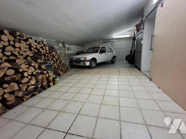 maison récente T5 de 190 m2 habitable avec gite et 2 garages sur 1500 m2 de jardin avec source