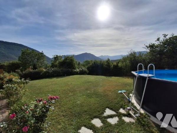 maison récente T5 de 190 m2 habitable avec gite et 2 garages sur 1500 m2 de jardin avec source