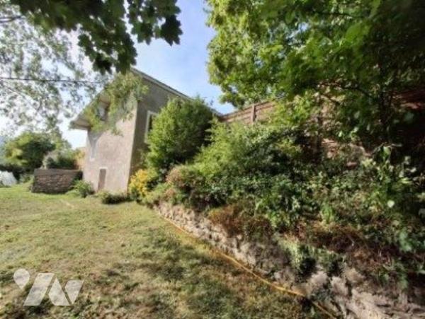 maison récente T5 de 190 m2 habitable avec gite et 2 garages sur 1500 m2 de jardin avec source