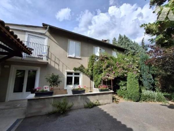 maison récente T5 de 190 m2 habitable avec gite et 2 garages sur 1500 m2 de jardin avec source