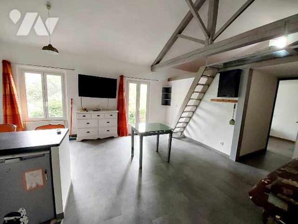 maison récente T5 de 190 m2 habitable avec gite et 2 garages sur 1500 m2 de jardin avec source