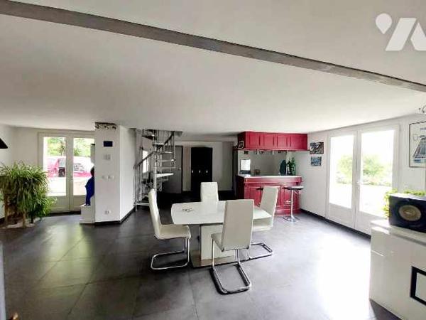 maison récente T5 de 190 m2 habitable avec gite et 2 garages sur 1500 m2 de jardin avec source