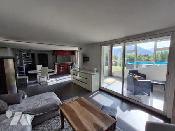 maison récente T5 de 190 m2 habitable avec gite et 2 garages sur 1500 m2 de jardin avec source