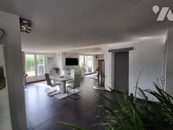 maison récente T5 de 190 m2 habitable avec gite et 2 garages sur 1500 m2 de jardin avec source