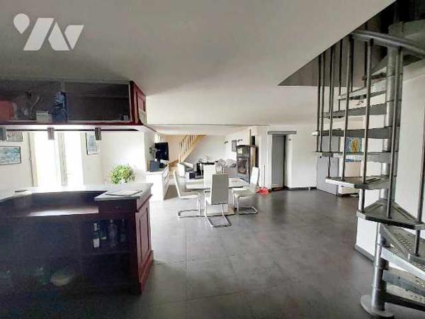 maison récente T5 de 190 m2 habitable avec gite et 2 garages sur 1500 m2 de jardin avec source