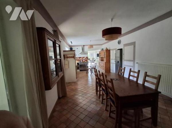maison récente T5 de 190 m2 habitable avec gite et 2 garages sur 1500 m2 de jardin avec source