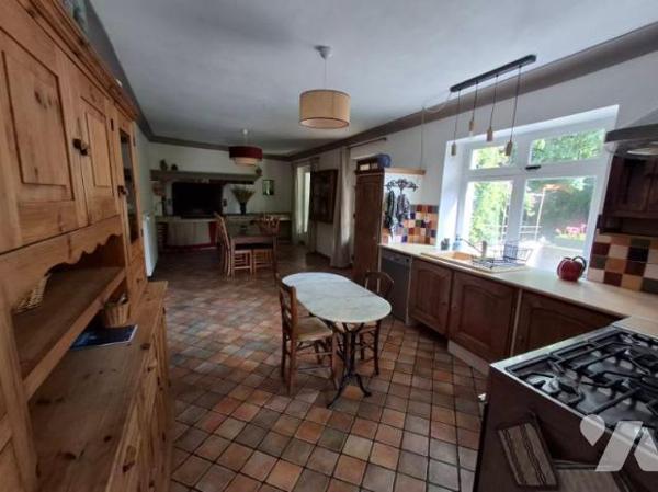 maison récente T5 de 190 m2 habitable avec gite et 2 garages sur 1500 m2 de jardin avec source