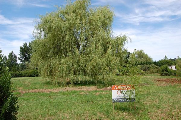 Terrain de 1 275 m² en plein centre-ville d’Étauliers !