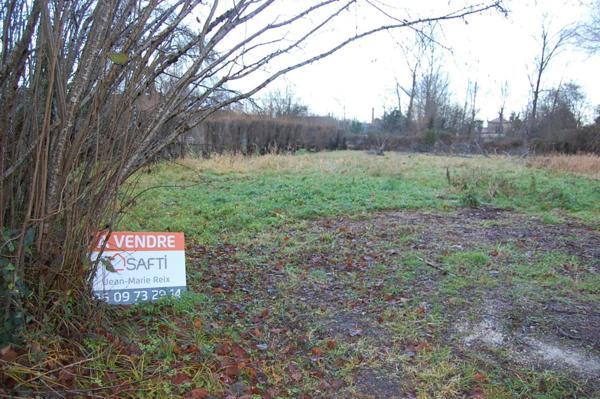 Terrain de 1 275 m² en plein centre-ville d’Étauliers !