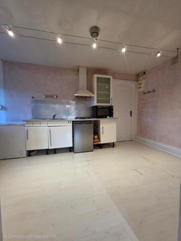 Appartement T2 de 48 m² à vendre à Saint-Nabord. Situé au 1ere étage d'un immeuble de 1960, il est en bon état général et se compose de 2 pièces, dont une chambre. Ce bien dispose également d'un jardin, d'une cave, d'une place de parking et d'un chauffage au gaz.