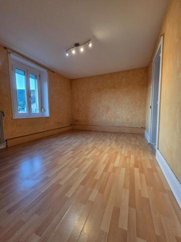 Appartement T2 de 48 m² à vendre à Saint-Nabord. Situé au 1ere étage d'un immeuble de 1960, il est en bon état général et se compose de 2 pièces, dont une chambre. Ce bien dispose également d'un jardin, d'une cave, d'une place de parking et d'un chauffage au gaz.