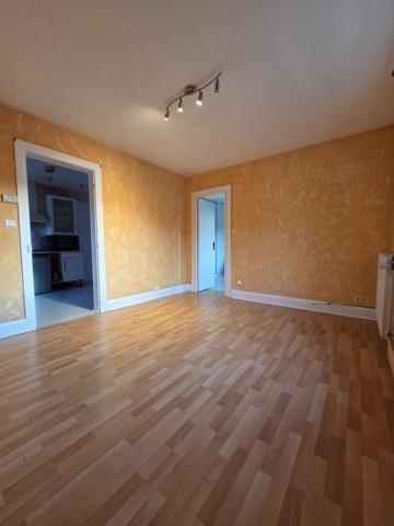 Appartement T2 de 48 m² à vendre à Saint-Nabord. Situé au 1ere étage d'un immeuble de 1960, il est en bon état général et se compose de 2 pièces, dont une chambre. Ce bien dispose également d'un jardin, d'une cave, d'une place de parking et d'un chauffage au gaz.