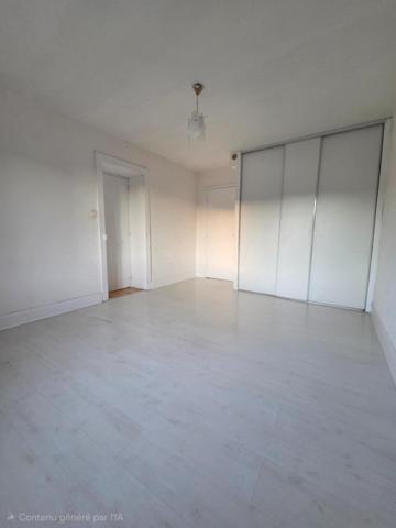 Appartement T2 de 48 m² à vendre à Saint-Nabord. Situé au 1ere étage d'un immeuble de 1960, il est en bon état général et se compose de 2 pièces, dont une chambre. Ce bien dispose également d'un jardin, d'une cave, d'une place de parking et d'un chauffage au gaz.