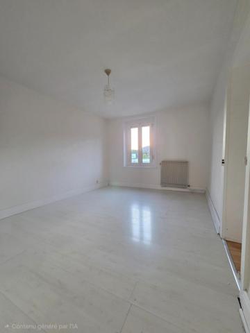 Appartement T2 de 48 m² à vendre à Saint-Nabord. Situé au 1ere étage d'un immeuble de 1960, il est en bon état général et se compose de 2 pièces, dont une chambre. Ce bien dispose également d'un jardin, d'une cave, d'une place de parking et d'un chauffage au gaz.