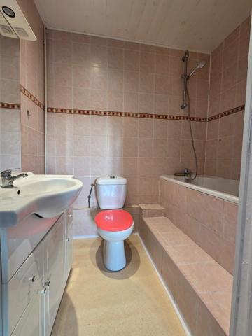 Appartement T2 de 48 m² à vendre à Saint-Nabord. Situé au 1ere étage d'un immeuble de 1960, il est en bon état général et se compose de 2 pièces, dont une chambre. Ce bien dispose également d'un jardin, d'une cave, d'une place de parking et d'un chauffage au gaz.