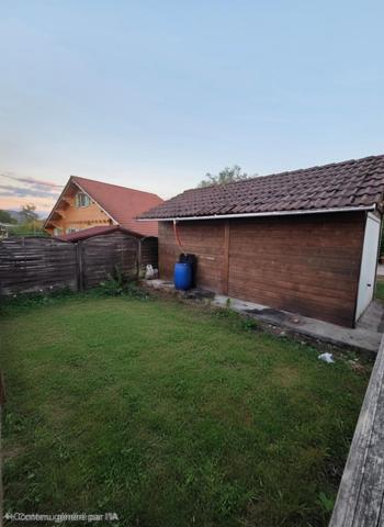 Appartement T2 de 48 m² à vendre à Saint-Nabord. Situé au 1ere étage d'un immeuble de 1960, il est en bon état général et se compose de 2 pièces, dont une chambre. Ce bien dispose également d'un jardin, d'une cave, d'une place de parking et d'un chauffage au gaz.
