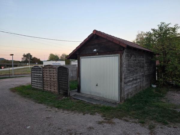 Appartement T2 de 48 m² à vendre à Saint-Nabord. Situé au 1ere étage d'un immeuble de 1960, il est en bon état général et se compose de 2 pièces, dont une chambre. Ce bien dispose également d'un jardin, d'une cave, d'une place de parking et d'un chauffage au gaz.