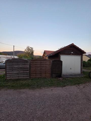 Appartement T2 de 48 m² à vendre à Saint-Nabord. Situé au 1ere étage d'un immeuble de 1960, il est en bon état général et se compose de 2 pièces, dont une chambre. Ce bien dispose également d'un jardin, d'une cave, d'une place de parking et d'un chauffage au gaz.
