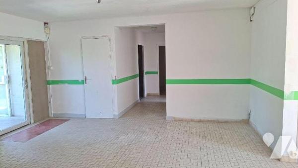 Un immeuble à usage professionnel comprenant : 
- au rez-de-jardin : hall d'entrée, salle d'at...