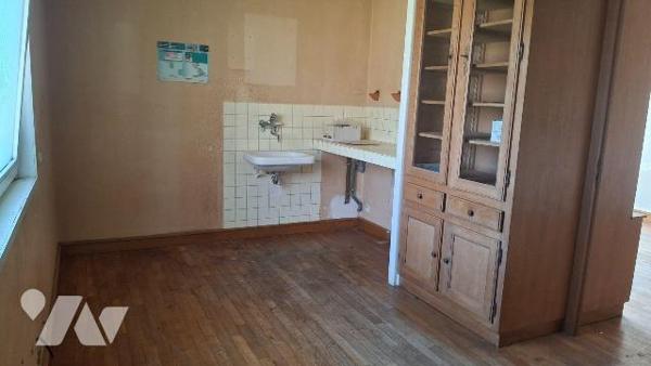 Un immeuble à usage professionnel comprenant : 
- au rez-de-jardin : hall d'entrée, salle d'at...