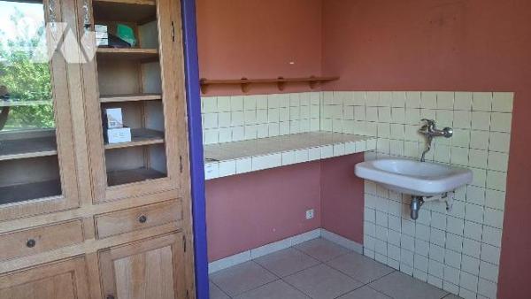 Un immeuble à usage professionnel comprenant : 
- au rez-de-jardin : hall d'entrée, salle d'at...