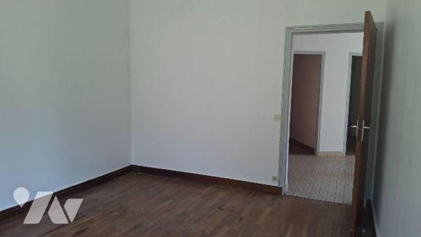 Un immeuble à usage professionnel comprenant : 
- au rez-de-jardin : hall d'entrée, salle d'at...