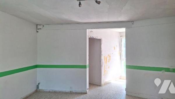 Un immeuble à usage professionnel comprenant : 
- au rez-de-jardin : hall d'entrée, salle d'at...