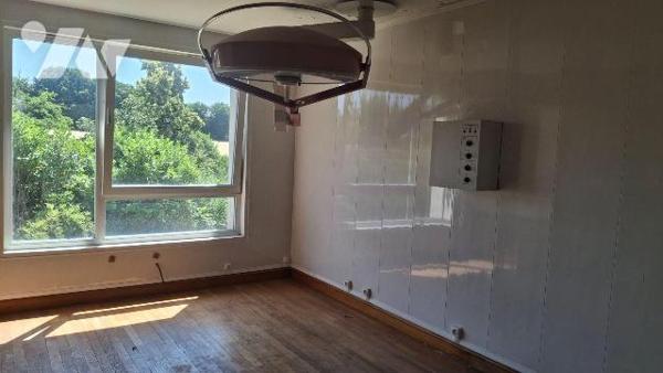 Un immeuble à usage professionnel comprenant : 
- au rez-de-jardin : hall d'entrée, salle d'at...