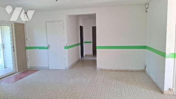 Un immeuble à usage professionnel comprenant : 
- au rez-de-jardin : hall d'entrée, salle d'at...
