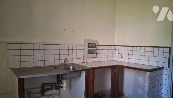 Un immeuble à usage professionnel comprenant : 
- au rez-de-jardin : hall d'entrée, salle d'at...