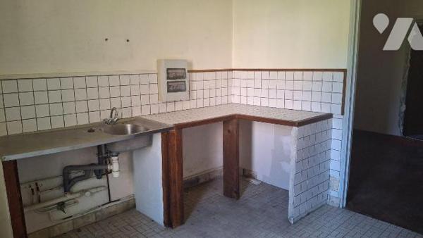 Un immeuble à usage professionnel comprenant : 
- au rez-de-jardin : hall d'entrée, salle d'at...