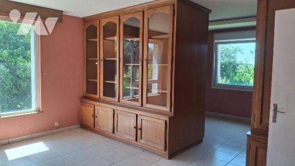 Un immeuble à usage professionnel comprenant : 
- au rez-de-jardin : hall d'entrée, salle d'at...