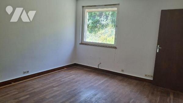Un immeuble à usage professionnel comprenant : 
- au rez-de-jardin : hall d'entrée, salle d'at...