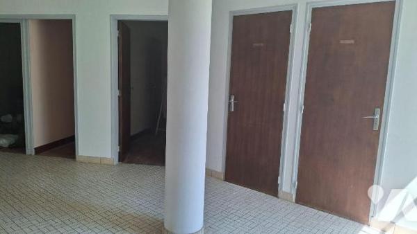 Un immeuble à usage professionnel comprenant : 
- au rez-de-jardin : hall d'entrée, salle d'at...