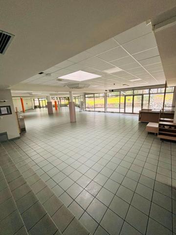 Local à usage de restauration 700 m2