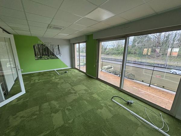 A louer Local commercial ou professionnel Mont De Marsan  stationnement, 3 bureaux, balcon