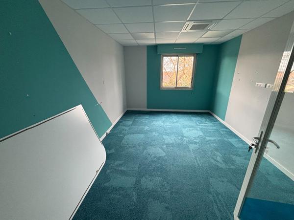 A louer Local commercial ou professionnel Mont De Marsan  stationnement, 3 bureaux, balcon