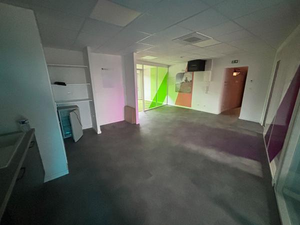 A louer Local commercial ou professionnel Mont De Marsan  stationnement, 3 bureaux, balcon