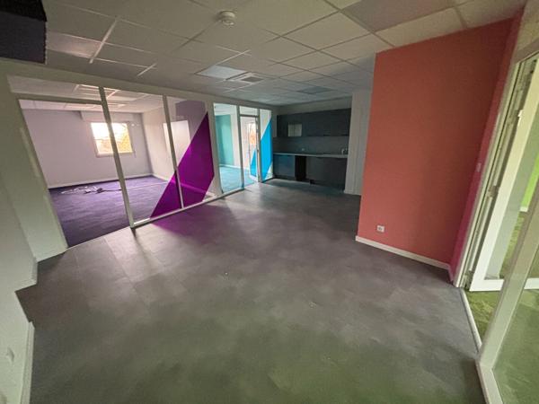 A louer Local commercial ou professionnel Mont De Marsan  stationnement, 3 bureaux, balcon