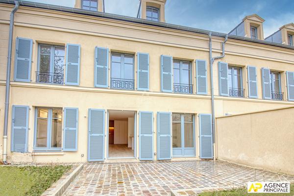 Versailles Notre-Dame Les Prés exceptionnelle maison de ville de 186.55 m² au sol avec sous-sol total de 72 m², cave et garage de 18 m² €2 070 000 ** - Référence 26612