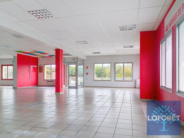 Location local commercial La Chaize-le-Vicomte - 4945 m² - 12 000 €/mois