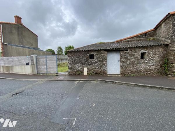 Bâtiment en pierre + préau et terrain en partie constructible
