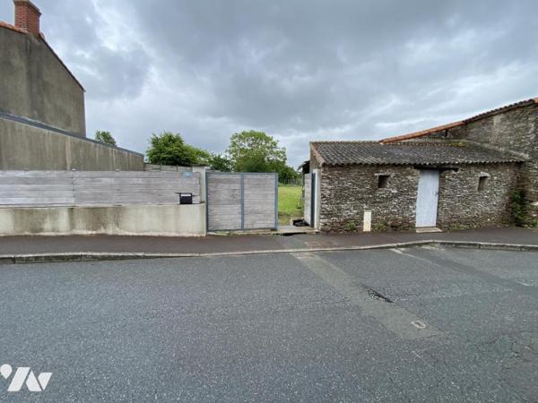 Bâtiment en pierre + préau et terrain en partie constructible